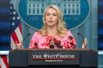 Phát ngôn viên Nhà Trắng Karoline Leavitt phát biểu trong cuộc họp báo tại Washington, D.C. Ảnh tư liệu: THX/TTXVN