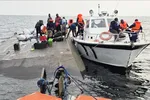 Hoạt động cứu hộ được tiến hành tại hiện trường vụ lật phà trên hồ Kariba, Zimbabwe ngày 12-8-2026. Ảnh: THX/TTXVN