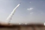 Hình ảnh do Trung tâm Truyền thông Houthi công bố cho thấy một tên lửa được cho là phóng vào thành phố Mocha, Yemen ngày 9-8. Ảnh: THX/TTXVN