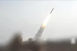 Hình ảnh video do lực lượng Houthi ở Yemen đăng phát cho thấy tên lửa siêu vượt âm được phóng từ một địa điểm bí mật ở Yemen. Ảnh: THX/TTXVN
