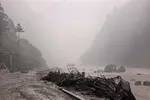 Hiện trường vụ lở đất khu vực gần cửa khẩu Cát Long thuộc Khu tự trị Tây Tạng, Trung Quốc. Ảnh: THX/TTXVN