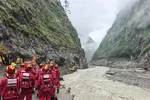 Lực lượng cứu nạn cứu hộ được triển khai tại hiện trường bị tàn phá bởi lũ quét và sạt lở đất ở huyện Cát Long, Khu tự trị Tây Tạng, Trung Quốc ngày 29-8-2026. Ảnh: THX/TTXVN phát
