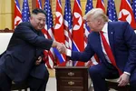 Tổng thống Mỹ Donald Trump (phải) và nhà lãnh đạo Triều Tiên Kim Jong-un trong cuộc gặp tại làng Panmunjom ở biên giới liên Triều, ngày 30-6-Ông Trump có thể “thực tế hóa” hồ sơ hạt nhân Triều Tiên2019. Ảnh tư liệu: THX/TTXVN