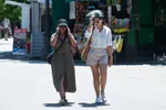 Người dân di chuyển dưới trời nắng gay gắt tại Madrid, Tây Ban Nha. Ảnh: THX/TTXVN