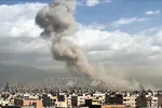 Khói bốc lên sau các vụ oanh kích của lực lượng Mỹ nhằm vào thủ đô Tehran, Iran ngày 28-2-2026. Ảnh tư liệu: ANI/TTXVN