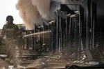 Lính cứu hỏa nỗ lực dập đám cháy tại một chợ sách ở Kiev sau cuộc tấn công trong đêm của Nga bằng tên lửa đạn đạo và UAV vào ngày 16-8. Ảnh minh họa: NurPhoto 