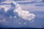 Tro bụi phun lên từ núi lửa Anak Krakatau, Indonesia. Ảnh: THX/TTXVN