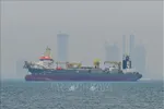 Tàu thương mại neo ngoài khơi Dubai, Các tiểu vương quốc Arab thống nhất, khi hoạt động hàng hải bị gián đoạn tại eo biển Hormuz, ngày 2-3-2026. Ảnh: AA/TTXVN