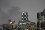 Khói bốc lên sau các cuộc không kích tại Tehran, Iran. Ảnh: THX/TTXVN