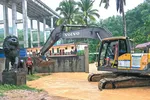 Lực lượng cứu hỏa sử dụng máy xúc để giải cứu 14 người bị mắc kẹt do nước lũ tại Ngũ Chỉ Sơn, tỉnh Hải Nam, vào hôm 14-9. Ảnh: China Daily