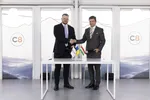 Ông Serhii Fedorenko (trái) tại lễ ký kết. Ảnh: Serhii Fedorenko/Facebook