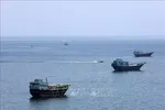 Tàu thuyền di chuyển trên eo biển Hormuz, gần thị trấn Khasab, miền Bắc Oman ngày 20-6-2026. Ảnh: THX/TTXVN