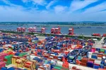 Cảng hàng hóa ở Giang Tô, Trung Quốc. Ảnh: THX/TTXVN.