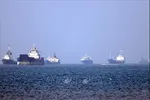 Tàu thuyền ở eo biển Hormuz, gần thành phố cảng Bandar Abbas, Iran. Ảnh: The Guardian/TTXVN