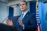 Bộ trưởng Tài chính Mỹ Scott Bessent phát biểu họp báo tại Washington, D.C. Ảnh: Kyodo/TTXVN phát