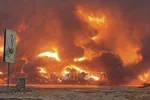 Khói lửa bốc lên ngùn ngụt sau vụ tấn công của Israel tại Hodeidah, Yemen. Ảnh minh họa: TV Al Masirah/TTXVN