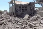 Thiệt hại sau một cuộc không kích tại tỉnh Taiz, Yemen. Ảnh: THX/TTXVN phát