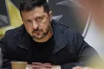 Tổng thống Volodymyr Zelensky trong cuộc gặp gỡ binh sĩ tại mặt trặn Luman ngày 30-9-2026. Ảnh: Cơ quan báo chí Tổng thống Ukraine 