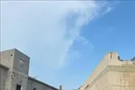 Một tòa nhà bị hư hại sau cuộc tấn công tại Jazan, Saudi Arabia. Ảnh: THX/TTXVN phát