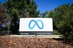 Biểu tượng Meta tại trụ sở của Tập đoàn ở Menlo Park, California, Mỹ. Ảnh: Anadolu Agency/TTXVN