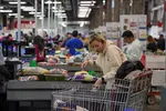 Người dân mua sắm tại siêu thị ở New York, Mỹ. Ảnh: THX/TTXVN phát