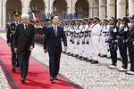 Chủ tịch nước Võ Văn Thưởng và Tổng thống Italy Sergio Mattarella duyệt đội danh dự tại lễ đón chính thức. Ảnh: TTXVN