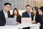 Nhà đầu tư theo dõi biến động các chỉ số và cổ phiếu trên thị trường chứng khoán. Ảnh: HOÀNG HÙNG