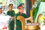 Đại tướng Phan Văn Giang dâng hương tưởng niệm Anh hùng liệt sĩ tại Công viên Lê Thị Riêng