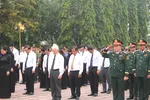 Các đại biểu dành một phút mặc niệm, kính cẩn nghiêng mình bày tỏ lòng biết ơn sâu sắc trước anh linh các Anh hùng liệt sĩ. Ảnh: XUÂN TRUNG