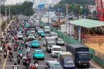 Một đoạn đường Trường Chinh (phường Tân Bình, TPHCM) được rào chắn phục vụ thi công tuyến metro số 2. Ảnh: HOÀNG TRIỀU