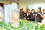 Khách hàng và nhà đầu tư xem mô hình dự án căn hộ tại phường Bình Trưng, TPHCM. Ảnh: HOÀNG HÙNG