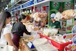 Khách tham quan tìm hiểu, lựa chọn các sản phẩm đặc sản Tây Ninh được giới thiệu tại Chương trình Kết nối cung - cầu giữa TPHCM và các tỉnh, thành năm 2026. Ảnh: HOÀNG HÙNG