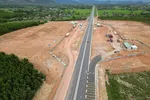 Sau nhiều tháng, tiến độ thi công trạm dừng nghỉ Km35+500 trên tuyến cao tốc Hoài Nhơn - Quy Nhơn vẫn chưa cải thiện nhiều. Ảnh: NGỌC OAI