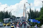 Cầu Rạch Miễu kẹt cứng trong ngày đầu nghỉ lễ