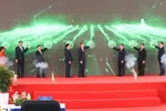 Các đại biểu, nhà đầu tư ấn nút công bố và khởi công hạ tầng kỹ thuật dự án Nhà máy Nhiệt điện LNG Quỳnh Lập