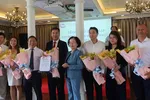 Bà Nguyễn Thị Khánh, Chủ tịch Hiệp hội Du lịch TPHCM, chúc mừng tân Chủ tịch Chi hội Du lịch đường thủy