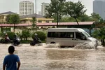 Một đoạn trên đường Tố Hữu ngập nước, sáng sớm 17-9. Ảnh: PHƯƠNG THÚY