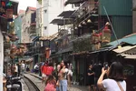 Du khách vẫn tấp nập về “phố cà phê đường tàu” chụp ảnh sau biển cấm