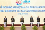 Thủ tướng Nguyễn Xuân Phúc; Phó Thủ tướng Phạm Bình Minh và lãnh đạo một số bộ, ngành bấm nút khai trương website ASEAN 2020. Ảnh: VGP