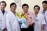 Bác sĩ Nguyễn Thanh Phong (thứ 2 từ phải sang) cùng bệnh nhân nhiễm Covid-19 xuất viện.