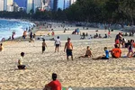  Nha Trang: Người dân và du khách vẫn “vô tư” tụ tập tắm biển