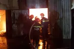 Huy động hàng chục xe chữa cháy dập lửa xuyên đêm