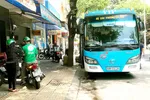 Xe Võ Cúc Phương chạy tuyến TPHCM - Long Khánh đón trả khách trên đường Nguyễn Duy Dương, quận 5