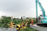 Tổ hợp hiện đại trên sông rạch TPHCM “gắp” hơn 5 tấn rác/giờ