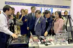 Chủ tịch UBND TPHCM Nguyễn Thành Phong tìm hiểu khả năng kết nối sản phẩm công nghiệp hỗ trợ tại Hội chợ công nghiệp hỗ trợ Việt Nam cuối năm 2019.