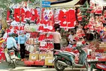 Vật phẩm trang trí Noel bày bán dọc đường Hải Thượng Lãn Ông, quận 5, TPHCM. Ảnh: ĐOÀN HIỆP