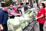 Người dân Hà Nội hưởng ứng mua nông sản của Hải Dương Ảnh: QUỐC KHÁNH