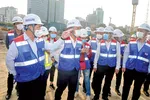 Chủ tịch UBND TPHCM Nguyễn Thành Phong thị sát ga ngầm Ba Son Ảnh: CAO THĂNG