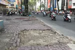 Vỉa hè trên đường Ba Tháng Hai (quận 10) có dấu hiệu xuống cấp, hư hỏng