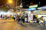 Cảnh mua bán nhộn nhịp trước chợ hoa rạng sáng 10/6